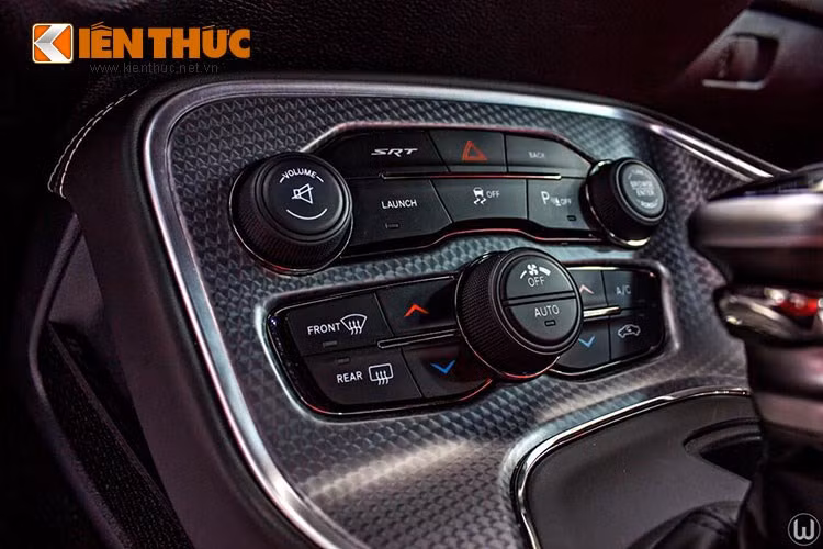 Xe cũng có thêm một số tính năng vận hành mới với các thiết lập kiểm soát sức mạnh, tốc độ chuyển số, trợ lái, điều chỉnh độ bám đường và hệ thống treo cải tiến. Người lái có thể lựa chọn một số chế độ có sẵn gồm, bao gồm Sport, Track hoặc thiết lập mặc định.