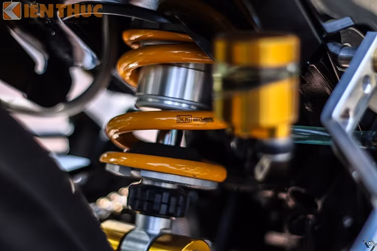 Phuộc sau nguyên bản được thay thế bằng Ohlins đẳng cấp, chiếc xe càng thêm giá trị khi được vô rất nhiều món đồ đắt giá.