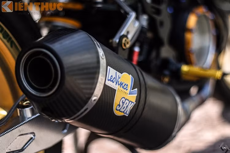 Ống xả LeoVince SBK carbon không chỉ cho âm thanh trầm ấm, mà còn tăng thêm sức mạnh cho mẫu xe côn tay cỡ nhỏ này.