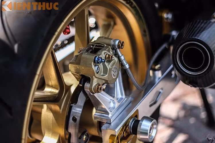 Dàn chân sau với heo sau Brembo Ducati, chống đổ càng sau Rizoma, mâm Daytona thể thao, gắp sau mới dạng CNC...