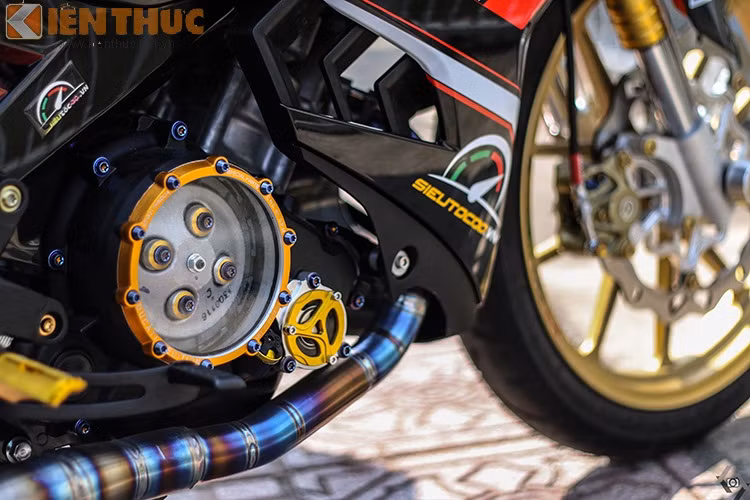 Lốc nồi trong suốt với dàn ốc titan, cổ pô titanium.