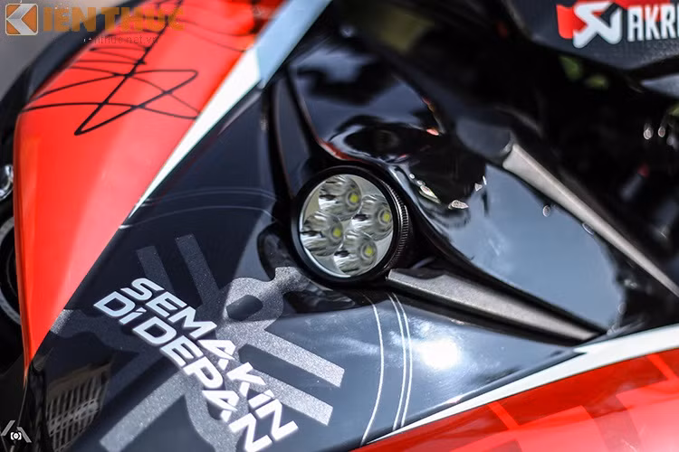 Phía trước là cụm đèn pha với led L4 siêu sáng thay chô cụm đèn nguyên bản, bên cạnh đó là cặp demi gương cầu nổi bật.