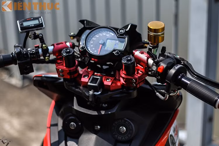 Toàn cảnh cụm ghi đông, xe sử dụng cùm tăng Domino, cùm công tắc đồ chơi, đồng hồ Koso mini3, đồng hồ chính Koso RX2-N.