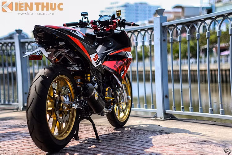 Điểm đặc biệt của chiếc xế là chưa có biển số, chiếc xe chưa được đăng ký biển số đã được độ lại toàn bộ mọi thứ trên xe.