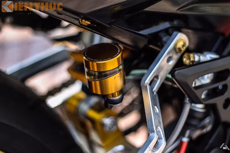 Bình dầu sau Rizoma thế hệ mới màu vàng nổi bật cùng patch CNC.