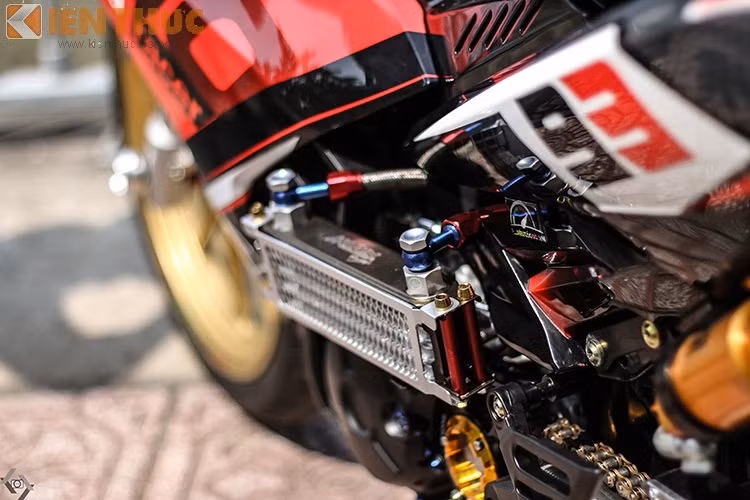 Xe trang bị két nước Morin đặt bên hông xe. Toàn thân xe sơn Air Brush tại xưởng độ xe ABMiracle danh tiếng Sài Gòn.