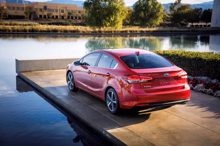 Đuôi xe cũng có thiết kế không nhiều thay đổi, với cải tiến rõ rệt nhất là hộp đèn hậu mới.