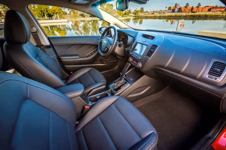 Bên trong nội thất, Forte mới có thêm tùy chọn kết nối smartphone qua Android Auto hay Apple CarPlay, màn hình cảm ứng 7 inch với hệ thống thông tin giải trí UVO.