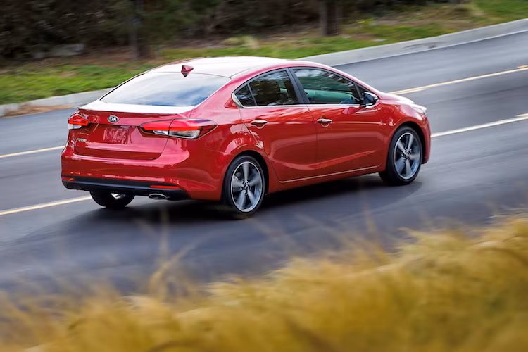 Phiên bản cao cấp Forte SX sẽ có động cơ tăng áp 1.6l 4 xi-lanh GDI mới, kết hợp cùng hộp số ly hợp kép 7 cấp. Đặc biệt, bản sedan của Forte còn có thêm động cơ 2.0l Atkinson mới, thay thế cho động cơ 1.8l trước đây.