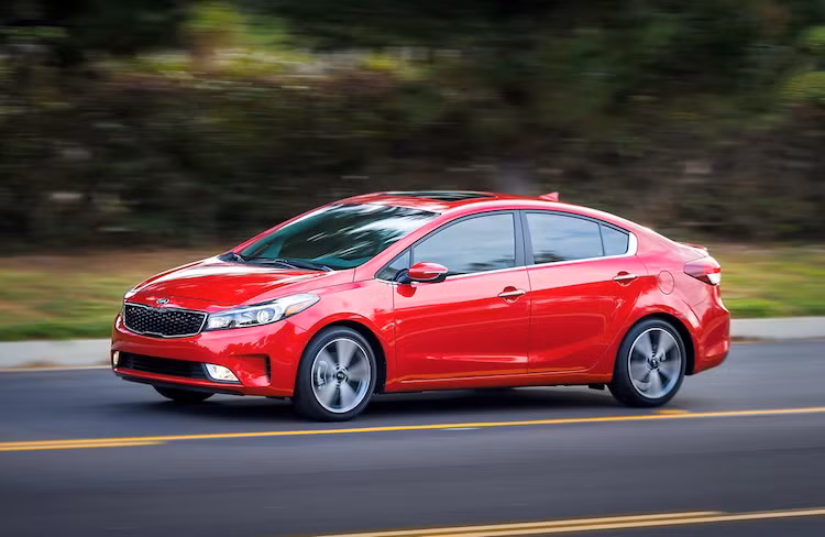 Được bán tại Mỹ với cả 2 phiên bản là sedan và hatchback 5 cửa, Forte 2017 bản hatchback tiêu chuẩn được trang bị động cơ xăng 4 xi-lanh 2.0l GDI, kết hợp với hộp số sàn 6 cấp hoặc tự động 6 cấp.