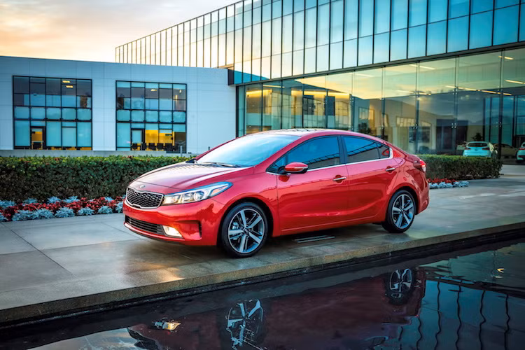 Về ngoại hình, Kia Forte phiên bản 2017 sở hữu phần đầu với thiết kế khác biệt sở hữu cặp đèn pha HID kết hợp LED trên một số phiên bản cao cấp, cùng lưới tản nhiệt "mũi hổ" phiên bản mới tương tự chiếc Sedona.