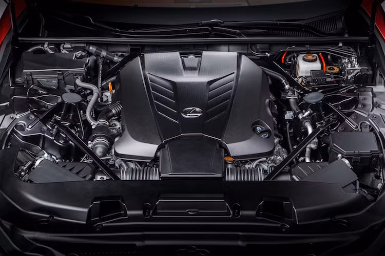Dưới nắp ca-pô dài của Lexus LC500 là khối động cơ V8 5.0 nạp khí tự nhiên 467 mã lực quen thuộc, đã từng xuất hiện trên các dòng xe thể thao IS-F, RC-F hay GS-F. Động cơ này được nối với hộp số tự động 10 cấp của hãng Aisin - Nhật.