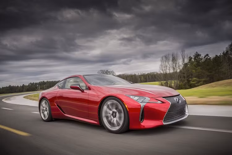 Theo Lexus, mẫu coupe hạng sang LC500 có thể đạt 0-100 km/h chỉ trong 4,5 giây. Tuy nhiên hãng không công bố tốc độ tối đa của xe. Hệ thống phanh xe cũng được chú trọng với heo 6 pis ở trục trước và 4 pis ở trục sau.