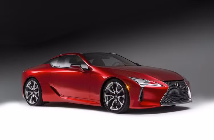 Sở hữu thiết kế gần như không khác gì so với bản concept, Lexus LC500 gây ấn tượng bởi vẻ đẹp "sắc như dao cạo" với những chi tiết mang đầy tính tương lai như cụm đèn hậu và đèn pha có thiết kế phức tạp như tới từ tương lai.