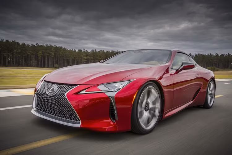 Để khiến cho LC500 đạt tỷ lệ công suất/trọng lượng 52/48, động cơ đã được đặt lùi về phía sau trục trước. Trong khi đó, hệ thống treo đa liên kết với 2 khớp bi ở tay đòn trên và dưới giúp xe đạt khả năng điều khiển chính xác và êm ái hơn trên đường trường.