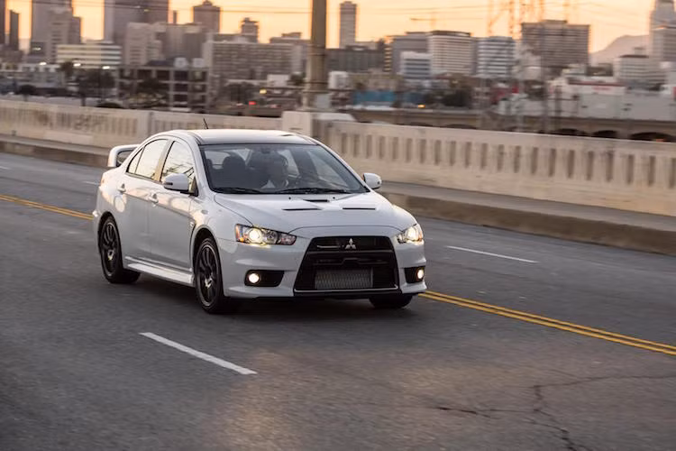 Hiện đã gần 9 năm tuổi nhưng Lancer Evo X vẫn được nhiều người chơi xe mơ ước sở hữu. Tuy nhiên do Mitsubishi muốn tập trung vào sản xuất các dòng SUV và crossover nên cùng với Lancer thường, Evo X sẽ buộc phải lùi vào dĩ vãng.