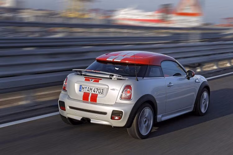 Thất bại của MINI Cooper Coupe xảy ra do vòm mui của xe có thiết kế kỳ dị, nhưng lại không đem tới một ưu điểm nào so với phiên bản MINI mui cứng hatchback 3 cửa truyền thống.