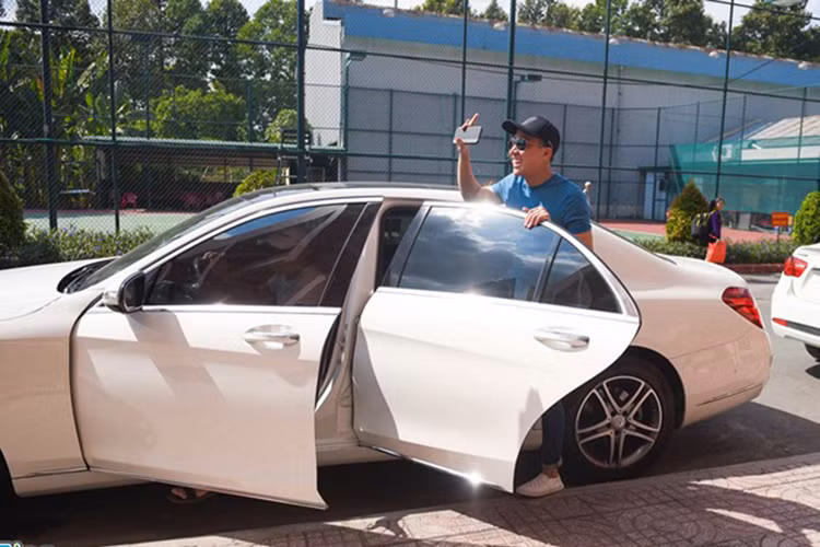  Trước đây, Trấn Thành không quá cầu kỳ trong chuyện “xe cộ”. Anh từng gắn bó với một chiếc xe bình dân hơn là Toyota Sienna đời 2011. Chiếc Toyota Sienna của Trấn Thành từng nổi tiếng trên mặt báo vì bị "vặt" trộm gương. Sau đó, anh chàng MC này mới sở hữu Mercedes-Benz S400.