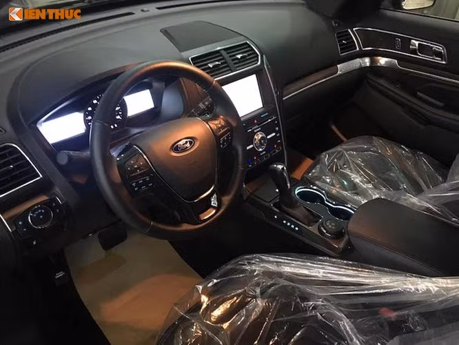 Bên trong nội thất của Ford Explorer Limited 2016 được thiết kế đơn giản nhưng mạnh mẽ và rộng rãi. Tương tự như Ford Ranger, bảng đồng hồ của xe có 2 màn hình màu LCD đa thông tin nằm đối xứng 2 bên đồng hồ cơ duy nhất. Trong khí đó, hệ thống thông tin giải trí MyFord Touch của xe có màn hình cực lớn.