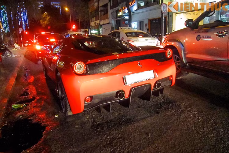 Siêu ngựa này mỗi khi xuất hiện trên đường phố đều thu hút sự chú ý bởi âm thanh hoành tráng của cặp pô mạnh mẽ phía sau.