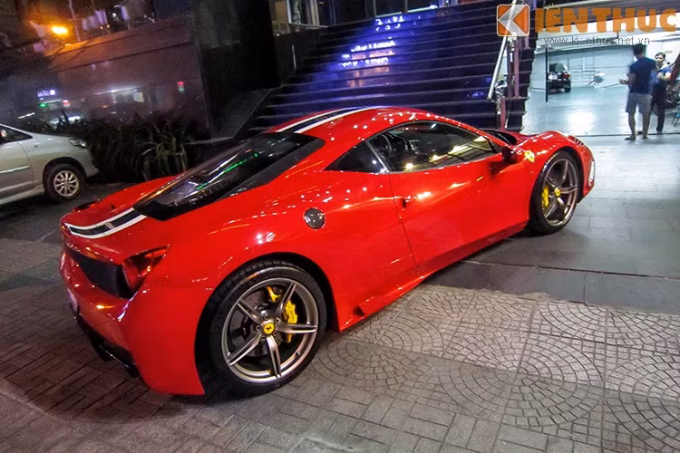 458 Speciale là bản đặc biệt của 458 Italia. Nét riêng của phiên bản này là bánh xe mới được rèn cùng màu xám ti-tan. Nắp ca-pô có nhiều khe hút gió.