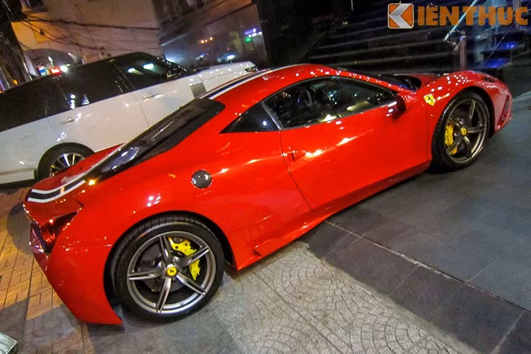 Hai bên hông có cánh gió nhằm hướng luồng gió chạy ra phía sau.