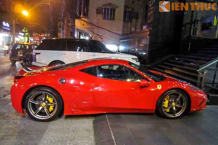 458 Speciale nhẹ hơn 90 kg so với bản tiêu chuẩn, trọng lượng khô giảm còn 1.290 kg. Nếu đổ đầy xăng, xe cũng chỉ nặng 1.395 kg. Tỷ suất công suất/trọng lượng giảm xuống còn 2,13 kg/mã lực. Thời gian chạy nước rút từ 0-100 km/h chỉ 3 giây.