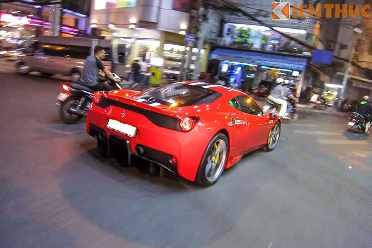 F458 Speciale bị bắt gặp khi lăn bánh trên đường phố Sài Gòn.