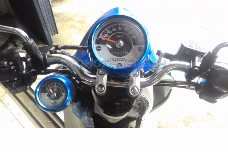 Tay lái của chiếc xe được để trần, tạo kiểu dáng cổ điển. Bảng đồng hồ của xe khá đơn giản với 2 đồng hồ chính là báo tốc và báo xăng.