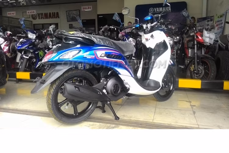 Nhìn lướt qua, Fino Blue Core có vẻ ngoài khá giống với chiếc Mio Classico được Yamaha bán tại Việt Nam. Tuy nhiên so với Mio, Fino sở hữu nhiều chi tiết sắc nhọn hơn.