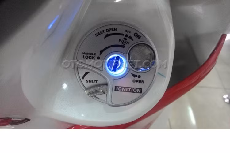 Bên cạnh ổ khóa đa năng với đèn soi sáng kiêm mở yên, Fino Grande còn có 2 tính năng mới chìa khóa AKS và khởi động/tắt SSS. Tính năng này trước đó được áp dụng cho các mẫu xe M3 và All New Mio Soul GT.