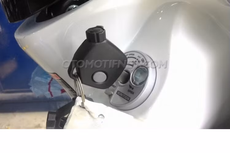 Hệ thống khóa AKS mới được trang bị trên mẫu xe tay ga giá rẻ náyex thực hiện 2 chức năng là tìm vị trí xe và đóng khóa trong khi tính năng SSS giúp ngắt động cơ khi xe dừng quá 5 giây và tiếp tục di chuyển bằng cách tăng ga trở lại.