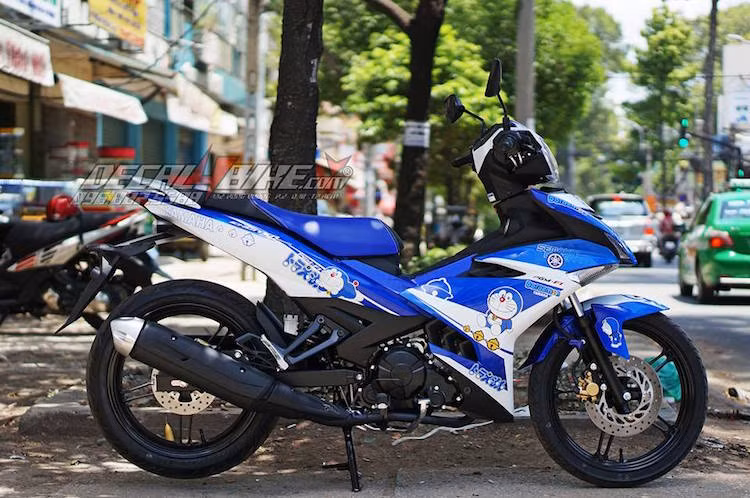 Không chỉ dừng lại ở những mẫu tem thiết kế sẵn, nhiều chủ xe còn kỳ công đặt các cửa hàng thiết kế riêng ra những bộ tem theo ý thích của mình. Phía trên là chiếc Exciter của một chủ xe mê bộ truyện tranh Doraemon.