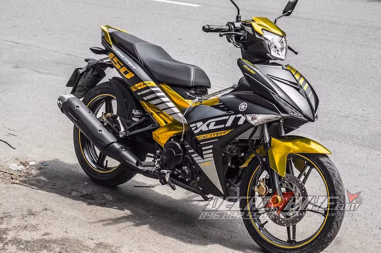 Thiết kế tem với sọc bạc này vốn xuất hiện trên Jupiter MX King - phiên bản Exciter bán tại Indonesia và một số nước Đông Nam Á. Tuy nhiên, chủ xe đã "biến tấu" màu vàng bình thường thành vàng ánh chrome đẹp mắt.