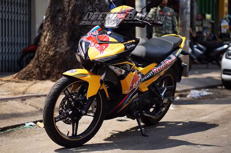 Thậm chí cả tem đấu của đội đua Red Bull Renault bên đua xe công thức 1 cũng đã được những "nhà thiết kế tem" ở Việt Nam đưa lên Exciter.