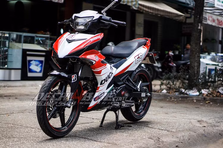 Thiết kế tem đấu của đội đua Ducati Moto GP cũng được ứng dụng vào Exciter một cách khá thẩm mỹ.