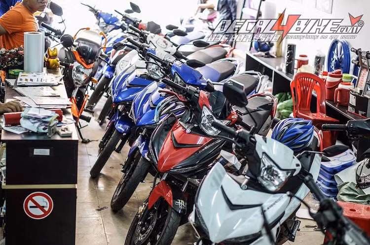 Hiện tại, đã có hàng trăm thiết kế tem khác nhau dành cho môtô, xe máy. Tại các cửa hàng decal, một bộ tem xe Yamaha Exciter 150 cũng có chi phí khá rẻ, giúp chủ xe có thể dễ dàng "làm mới" ngoại hình.