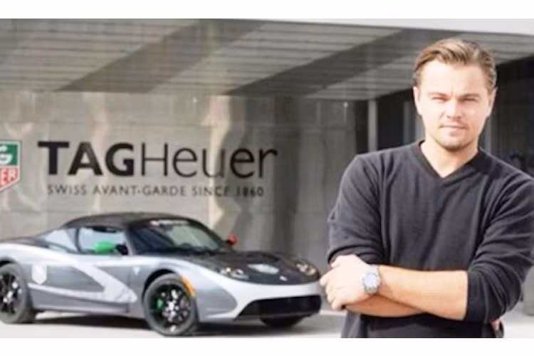 Chiếc xe hoạt động 100% bằng điện duy nhất của tài tử Leonardo DiCaprio là Tesla Roadster - siêu xe xanh mui trần 2 chỗ được sản xuất tại Mỹ bởi hãng xe điện Tesla. "Mối duyên" của anh với mẫu xe này đến rất tình cờ, thông qua một hợp đồng quảng cáo với hãng đồng hồ TagHeuer.