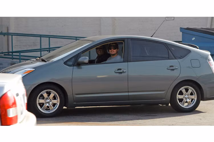 Giống nhiều ngôi sao khác, Leonardo hiện đang sở hữu một chiếc xe hybrid Toyota Prius thế hệ thứ 2. Anh đã mua chiếc xe này vào năm 2017 sau khi đóng một số bộ phim như Blood Diamond hay The Departed vào năm 2006.