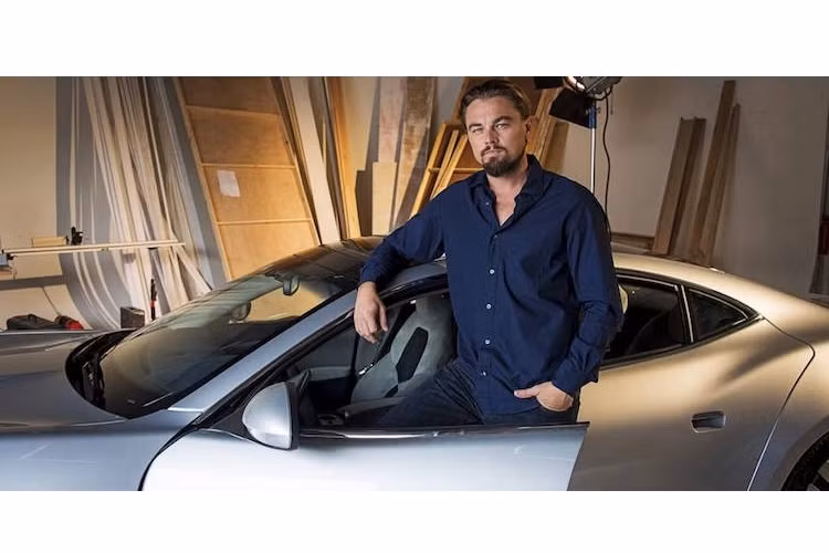 Bên dưới ngoại hình hấp dẫn, Fisker Karma được trang bị động cơ xăng 2.0l kèm theo 2 động cơ điện 161 mã lực/479 Nm. Dù có 4 chỗ ngồi nhưng nội thất của Karma nhỏ chỉ tương đương nhưng chiếc xe compact hạng B.