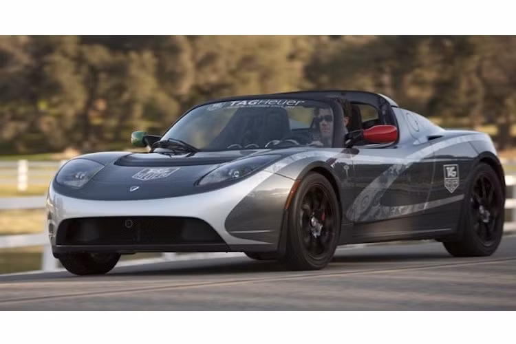 Có phần thân xe sở hữu thiết kế của chiếc Lotus Elise từ Anh nhưng ở bên dưới lớp vỏ là một động cơ điện 3 pha với công suất lên tới 288 mã lực và mô-men xoắn cực đại 400 Nm.