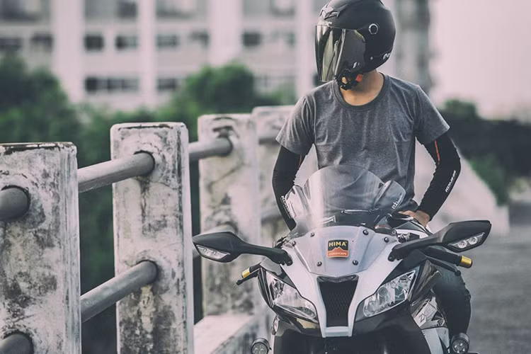 Chiếc xế nổ sportbike 1000cc này có thiết kế phần đầu cực kì dữ tợn với khe hút gió lớn nhằm tăng triệt để khả năng vận hành xe.