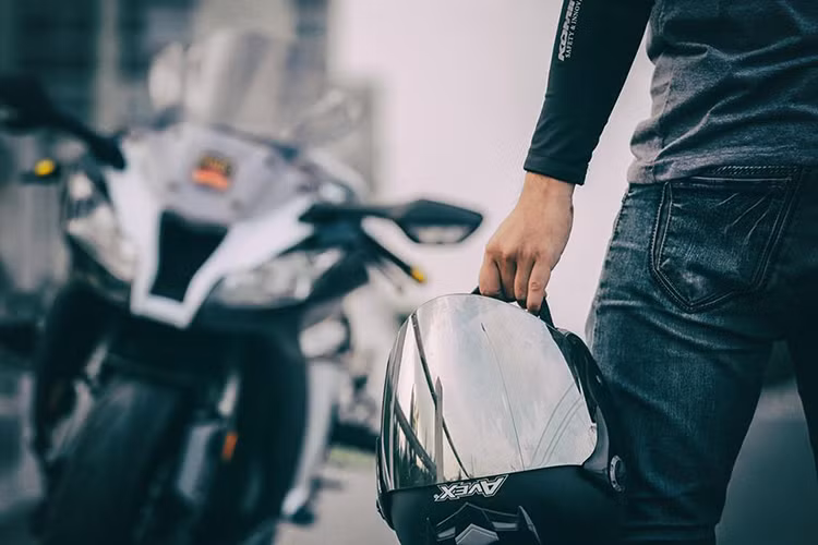 ZX-10R có thiết kế dàn đầu lớn, kính gió cao và signal tích hợp sẵn lên gương chiếu hậu.