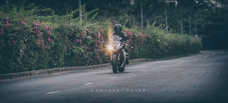 Ở vòng tua thấp, ZX-10R cho độ nhạy ga tốt và luôn sẵn sàng vọt lên cực mạnh sau mỗi cú thốc ga.