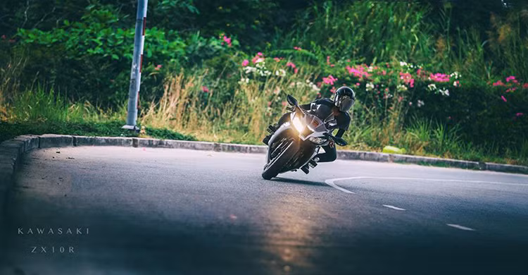 Ở những khúc cua, nhờ những hệ thống kiểm soát được trang bị trên xe, ZX-10R cho những pha vào và ra cua hoàn hảo.