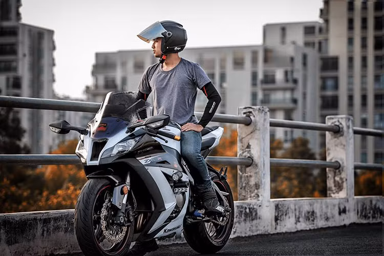 Xe được trang bị nhiều hệ thống tiên tiến như kiểm soát lực bám đường, hệ thống phanh ABS hiện đại.