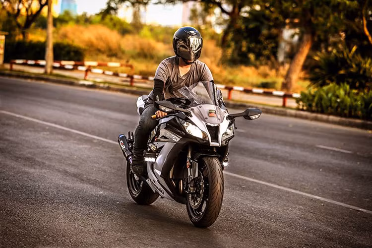 Kawasaki ZX-10R trang bị động cơ 4 xy - lanh thẳng hàng dung tích 998cc DOHC 15 van cho công suất 200HP tại 13.000 vòng/phúc.