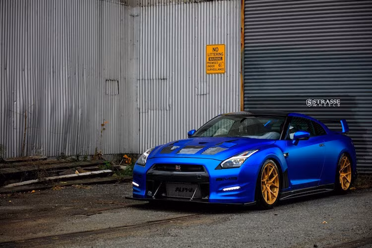 Để có thể chịu được công suất "khủng" của động cơ, hộp số cùng hệ thống truyền động của GT-R cũng phải thay hàng loạt các linh kiện siêu bền, siêu chịu lực. Ngoài ra, bộ máy tính ECU điều khiển động cơ cũng đã được "hack" lại.