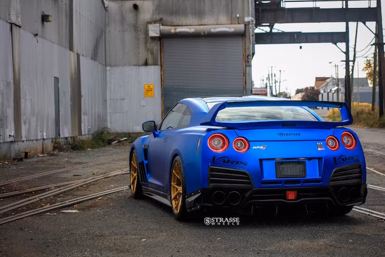 Toàn bộ cản sau của chiếc xe cũng được thay bằng hàng của hãng Varis, làm từ sợi carbon và được tích hợp cánh khuếch tán dưới gầm.