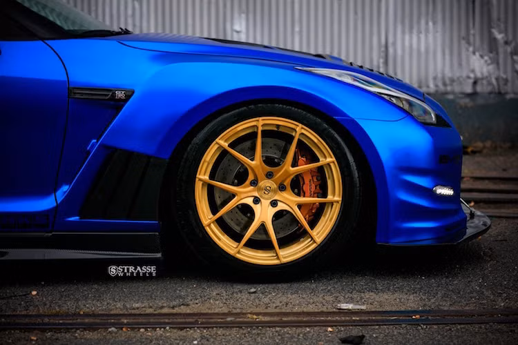 Bộ mâm nguyên bản của xe được thay bằng mâm 20 inch SM5R màu vàng của Strasse Wheels. Ở hai bên thân xe, các vè trước Varis cũng có thêm những khe thoát gió khí động học mới, trong khi toàn thân được dán decal màu xanh chrome mờ.